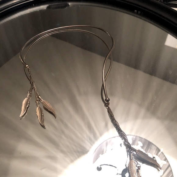 H&M Gold Necklace with Leaf Details - Picture 3 of 3